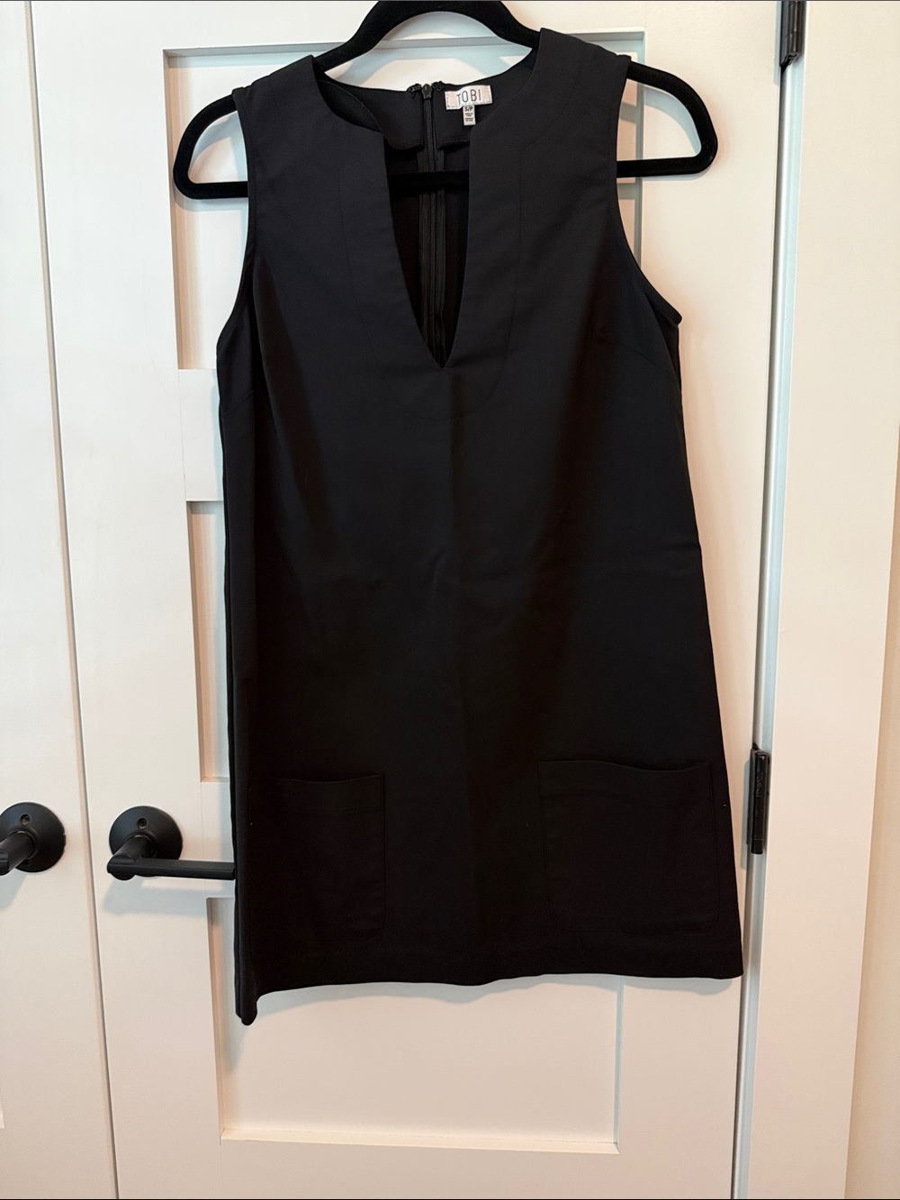 Tobi Black Sleeveless Notch-Neck Shift Dress with Front Pockets